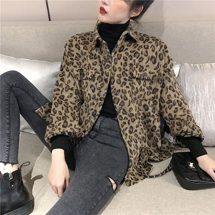 Løs skjorte med leopardmønster