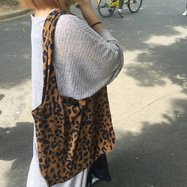 Taske i fløjl med leopardmønster