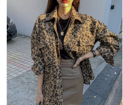 Løs skjorte med leopardmønster