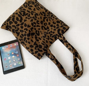 Taske i fløjl med leopardmønster