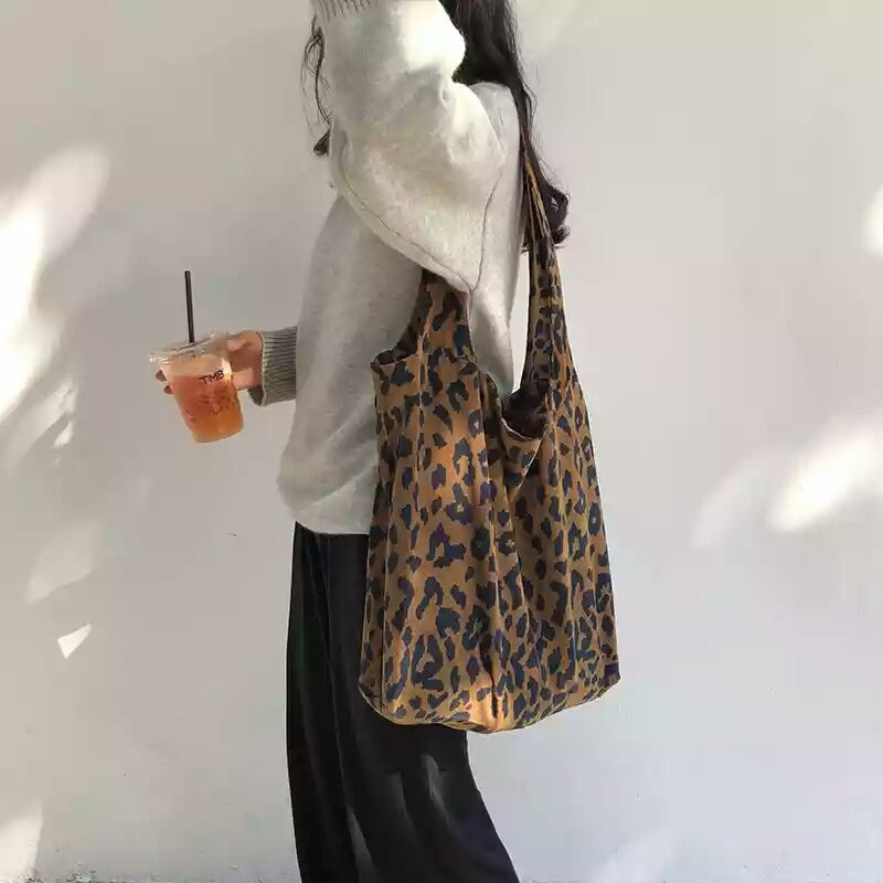 Taske i fløjl med leopardmønster