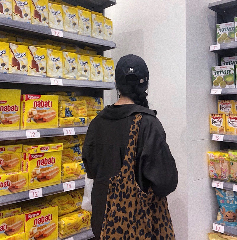 Taske i fløjl med leopardmønster