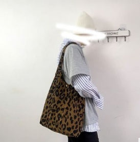 Taske i fløjl med leopardmønster
