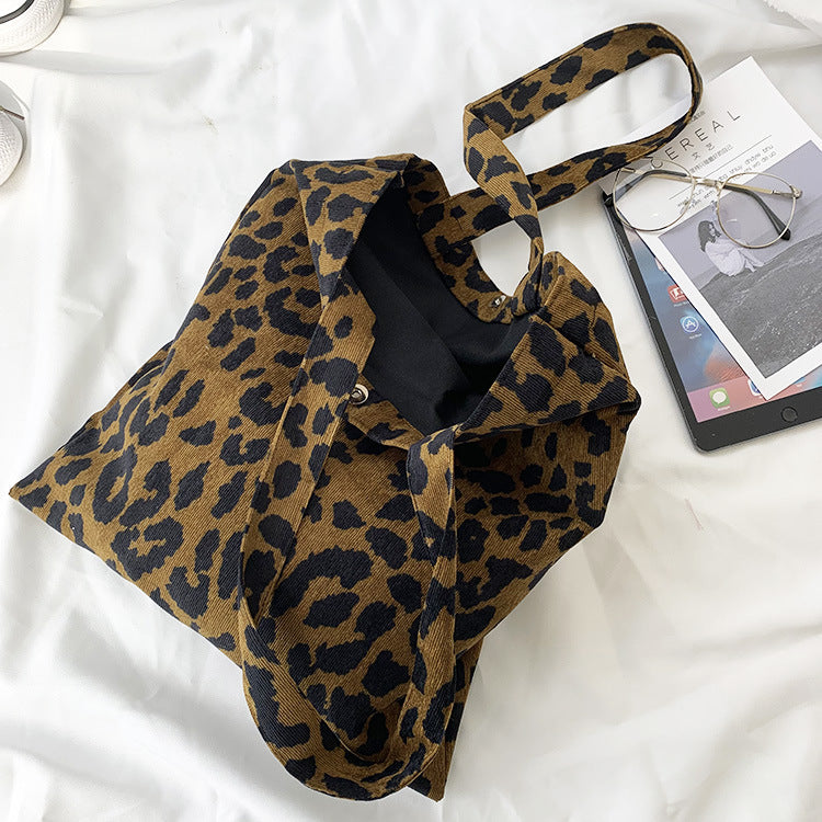 Taske i fløjl med leopardmønster