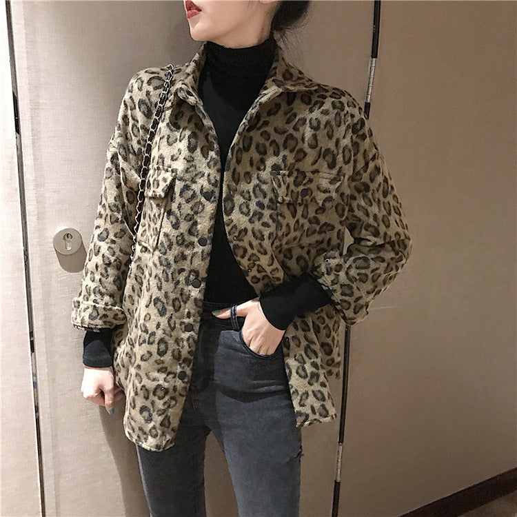 Løs skjorte med leopardmønster