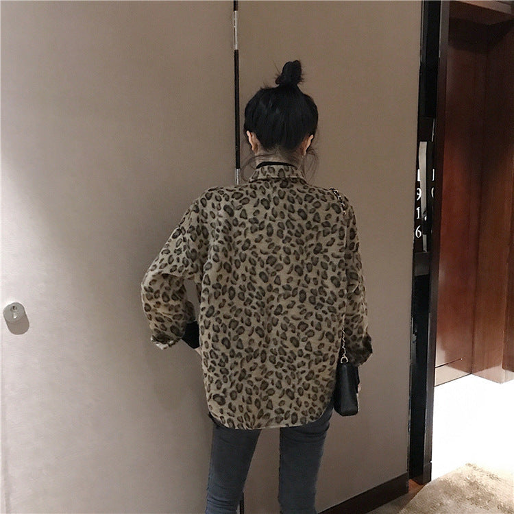 Løs skjorte med leopardmønster